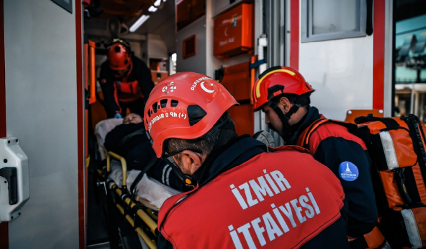 İzmir'de İtfaiye Ekipleri,  Gökdelende Yangın ve Arama Kurtarma Tatbikatı Yaptı