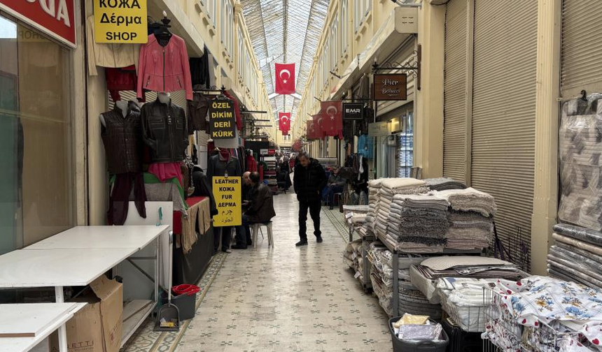 Tarihi Kemeraltı Çarşısı'nda yılbaşı yoğunluğu