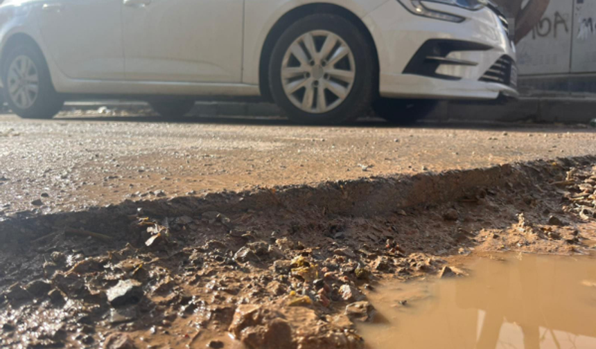 İzmir'de Çalışmalar Yolları Köstebek Yuvasına Çevirdi