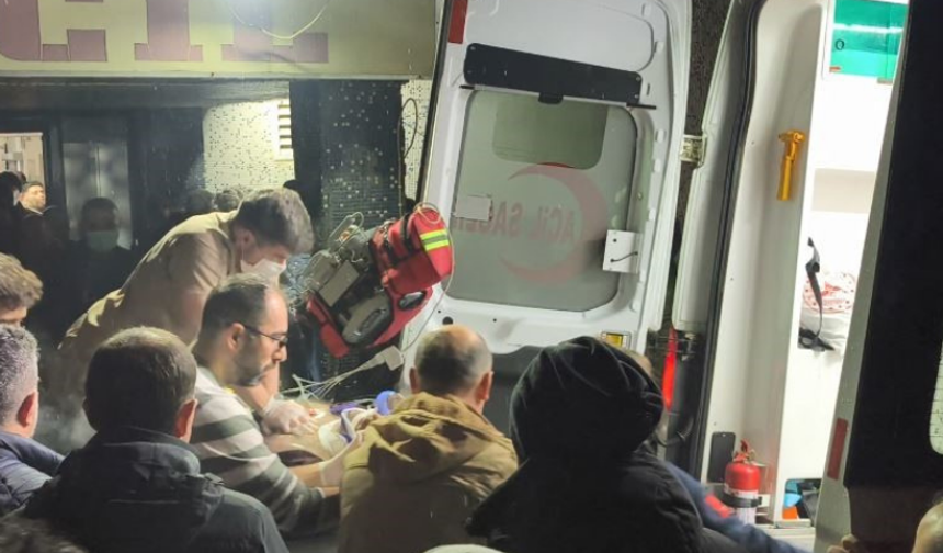 Kalbi Duran Yaralı İçin Doktor Sedye Üzerinde Kalp Masajı Yaptı