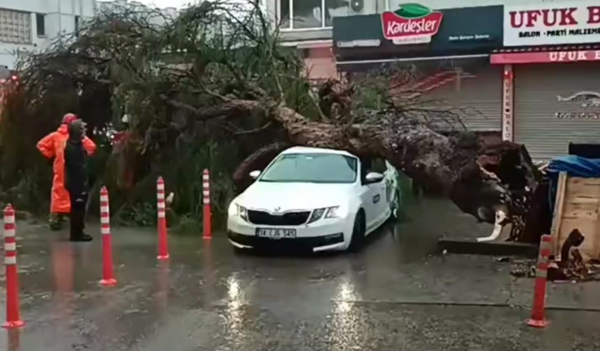 İzmir’de Sağanak ve Fırtına Hayatı Felç Etti