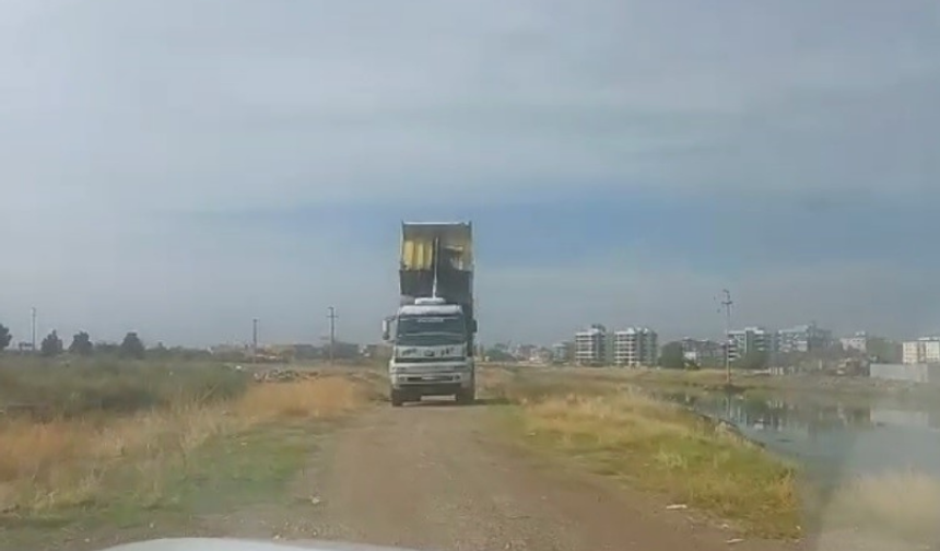Hem Kaçak Moloz Döktü, Hem Ehliyetsiz, Hem de Polise Direndi