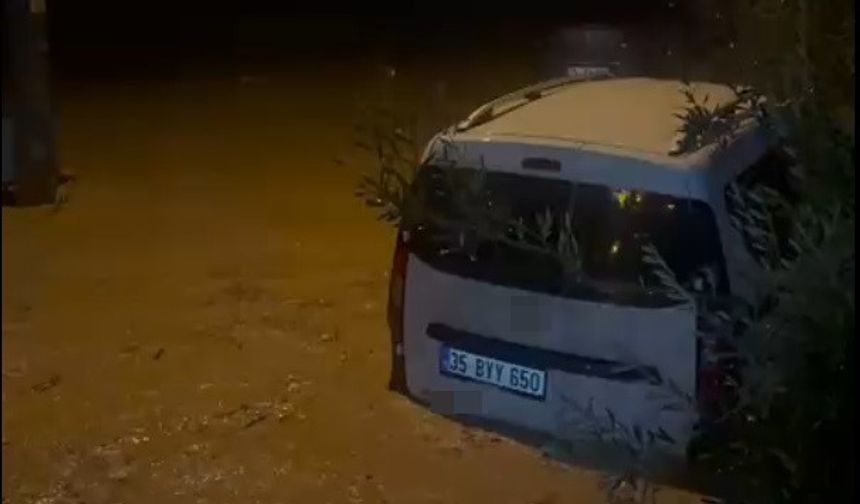 İzmir’de sağanak ve fırtına hayatı felç etti