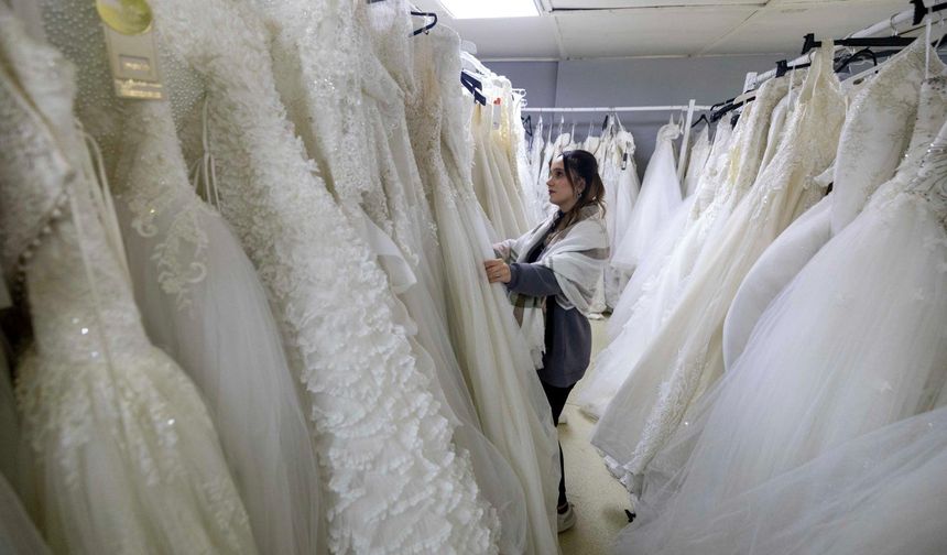 İBB'si Yeni Evlenecek Çiftlere ,Ücretsiz Gelinlik ve Çeyiz Hizmeti Veriyor