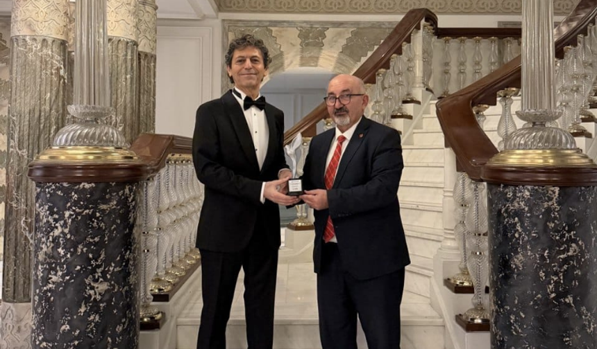 Akif Manaf’a Bir Barış Ödülü Daha: Egeyön Barış Ödülünü Aldı