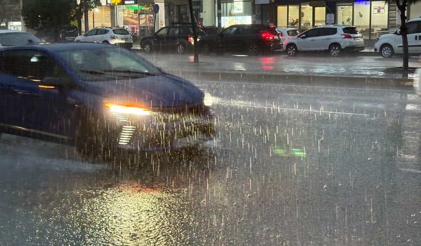 İzmir'de sağanak yağış hayatı olumsuz etkiledi