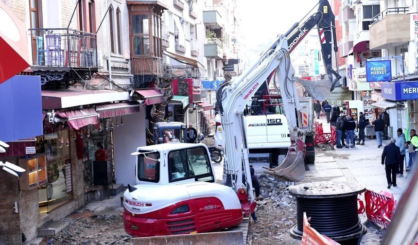 Bayraklı Sevgi Yolu baştan aşağı yenileniyor..