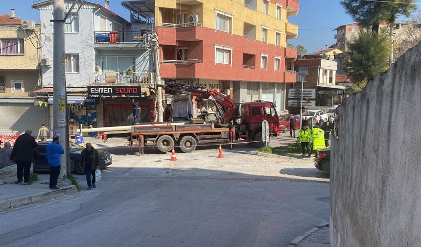 Konak'ta Kontrolden Çıkan Vinç Otomobilleri Sürükledi