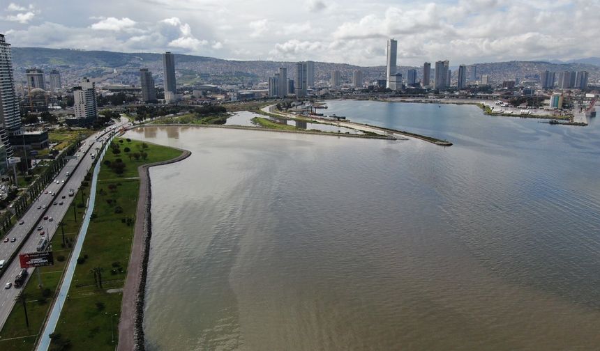 İzmir Körfezi'nin sağanak yağış sonrası rengi değişti