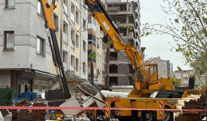 İzmir’de inşaat kulübesinin üzerine vinç düştü!